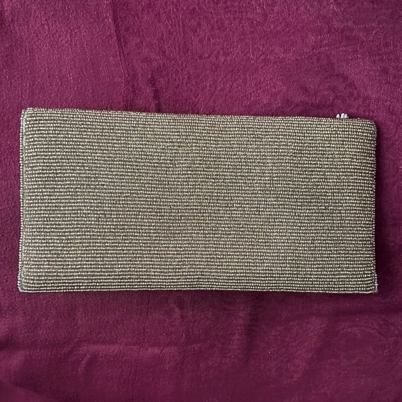 RICKI DESIGNS BEAUTIFUL BEADED FLOWER CLUTCH - Picture 2 of 6